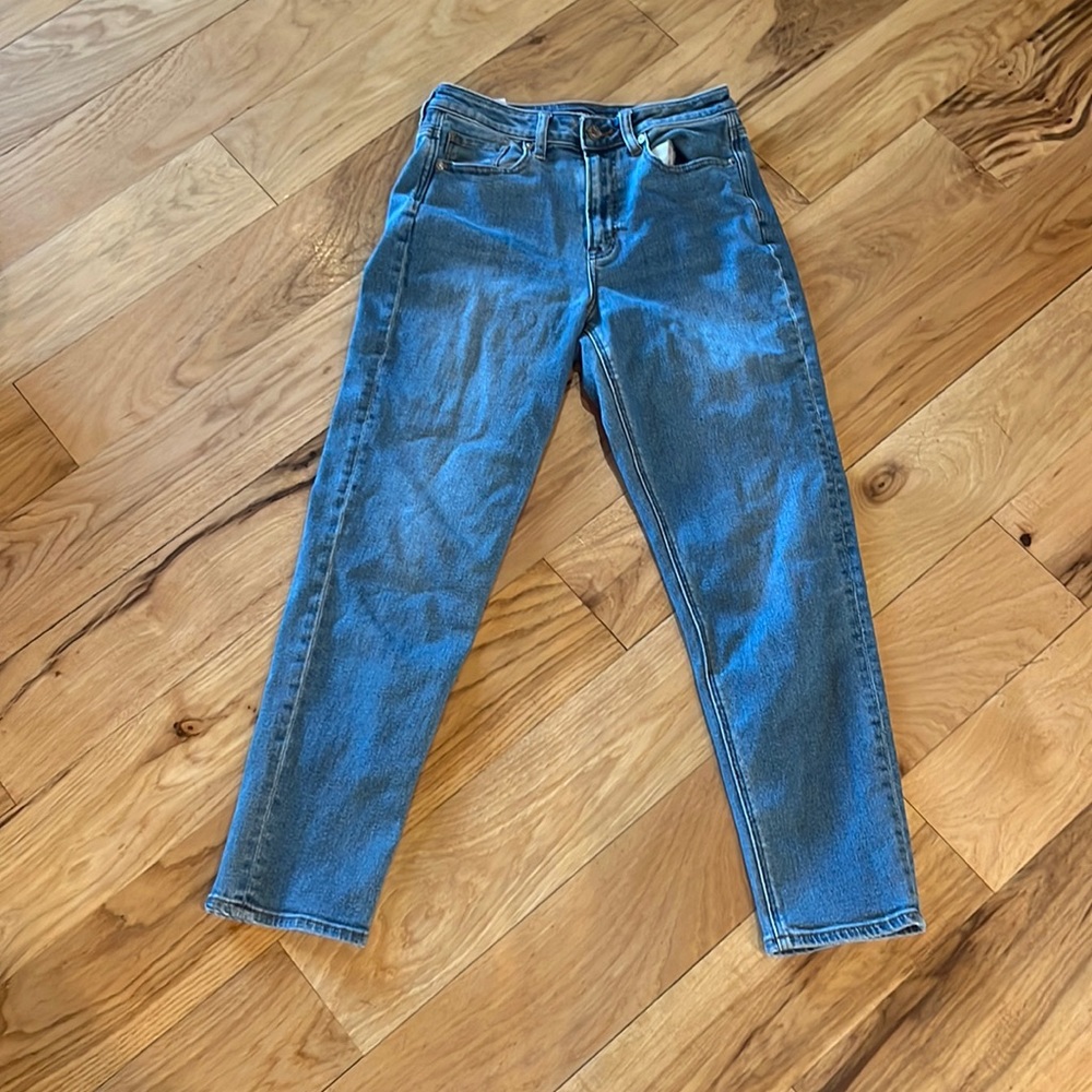 american eagle mom jean. size: US 4.